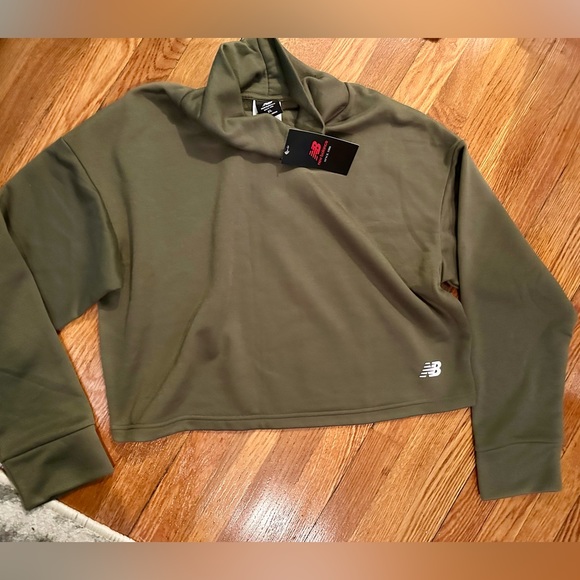 New Balance Cropped Sweatshirt NWT - Picture 1 of 4